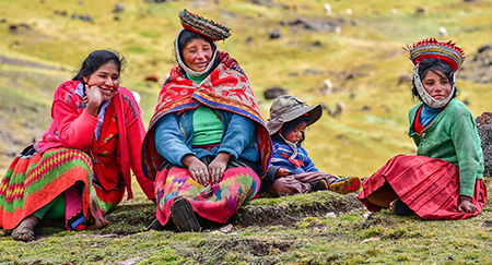 Quechua Indian family in traditional dress sitting in a meadow, Andes, Ollantaytambo, Urubamba Valley, near Cusco, Peru, South America
